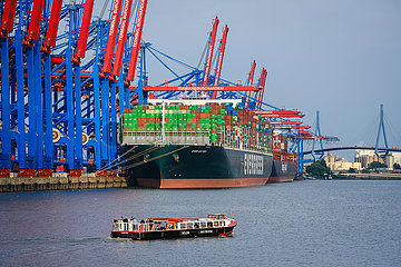Containerschiff im Hamburger Hafen  Hamburg  Deutschland  Europa
