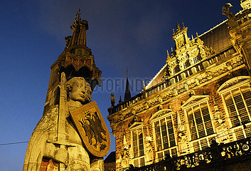 Deutschland  Bremen - Der Roland  ein Wahrzeichen der Hansestadt in der Abenddaemmerung auf dem Marktplatz  rechts das historische Rathaus