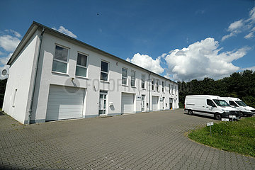 Deutschland  Stuhr - Sitz des Landesverbands der Bremer AfD (linkes Drittel des Gebaeudes) in einem Gewerbegebiet im Umland von Bremen