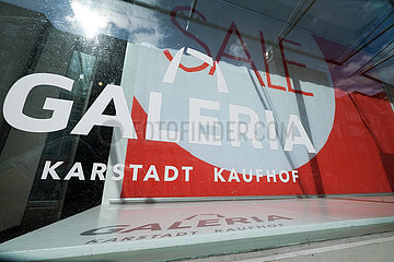 Deutschland  Bremen - karges Schaufenster von Galeria Karstadt Kaufhof  der Traditionsname Karstad soll bald ganz verschwinden