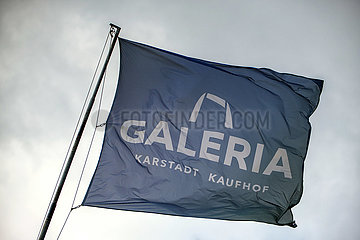 Deutschland  Bremen - Fahne von Galeria Karstadt Kaufhof auf dem Gebauede des Kaufhauses  der Traditionsname Karstad soll bald ganz verschwinden