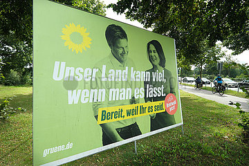 Deutschland  Bremen - Wahlplakat Buendnis 90/Die Gruenen mit der Kanzlerkandidatin Annalena Baerbock und Robert Habeck fuer die Bundestagswahlen 2021