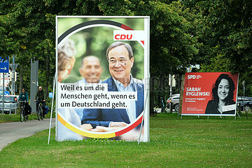 Deutschland  Bremen - Wahlplakat der CDU mit Kanzlerkandidat Armin Laschet fuer die Bundestagswahlen 2021 mit einer Traene verziert