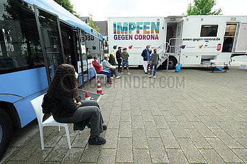 Deutschland  Bremen - Vom DRK betriebenes  mobiles Impfzentrum (Impfmobil) im Stadtteil Huckelriede