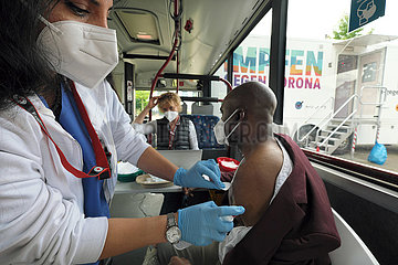Deutschland  Bremen - Vom DRK betriebenes  mobiles Impfzentrum (Impfmobil) im Stadtteil Huckelriede  Impfung in einem umfunktioniertem Linienbus