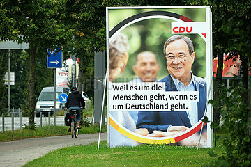 Deutschland  Bremen - Wahlplakat der CDU mit Kanzlerkandidat Armin Laschet fuer die Bundestagswahlen 2021 mit einer Traene verziert