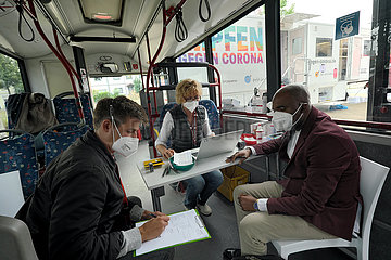 Deutschland  Bremen - Vom DRK betriebenes  mobiles Impfzentrum (Impfmobil) im Stadtteil Huckelriede  Vorbereitungsgespraech in einem umfunktioniertem Linienbus