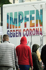 Deutschland  Bremen - Warteschlange vor vom DRK betriebenen  mobilem Impfzentrum (Impfmobil) im Stadtteil Huckelriede
