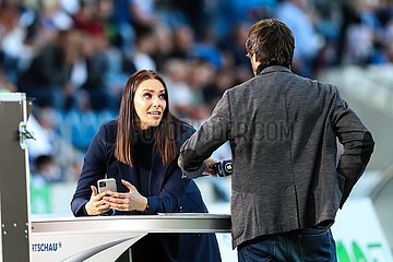 Sportmoderatorin Esther Sedlaczek mit Babybauch im Stadion