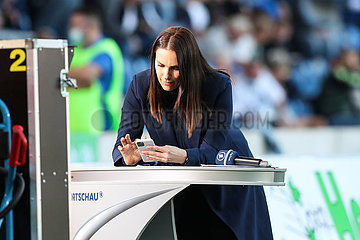 Sportmoderatorin Esther Sedlaczek mit Babybauch im Stadion