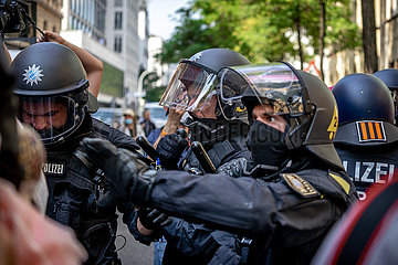 Polizeigewalt auf Demonstration gegen die IAA