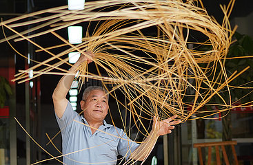 (Fokus) China-Jiangxi-Nanchang-Bambus Weaver (CN)