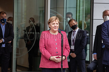 Bundeskanzlerin Merkel und Ministerpräsident Söder besuchen das Max-Planck-Institut für Quantenoptik in München