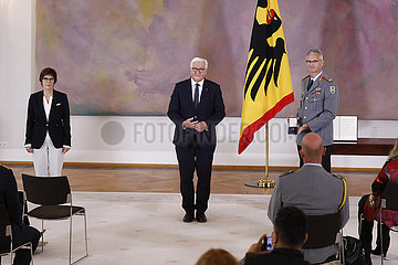 Verleihung des Verdienstkreuzes 1. Klasse des Verdienstordens der Bundesrepublik Deutschland an Brigadegeneral Jens Arlt  Schloss Bellevue