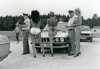 Polizeikontrolle bei Prostituierten auf dem Straßenstrich  Muenchen  August 1987