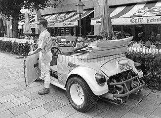 VW Kaefer Cabrio vor dem Café Extrablatt  Leopoldstrasse  Muenchen-Schwabing  August 1987