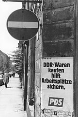 PDS Plakat an einer Dresdener Hauswand  DDR-Waren kaufen  DDR  Juli 1990