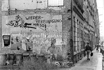 Graffiti an einer Dresdener Hauswand  zur Wiedervereinigung  DDR  Juli 1990