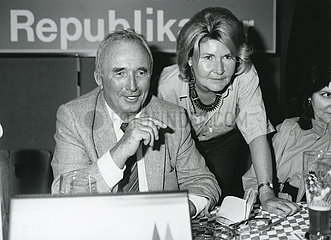 Franz Schoenhuber  Ehefrau Ingrid  Kundgebung der Republikaner  Muenchen 1988