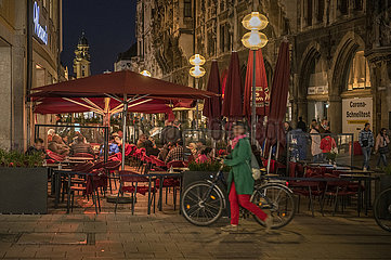 Theatinerstrasse abends  Café  Muenchen  21. September 2021