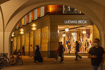 Kaufhaus Ludwig Beck  abends  Stadtfuehrung mit Nachtwaechter  Muenchen  1. September 2021