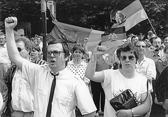 PDS Kundgebung  Anhaenger  sozialistischer Gruß  Berlin  DDR  Mai 1990