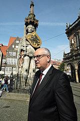Deutschland  Bremen - Andreas Bovenschulte (SPD)  Bremer Buergermeister und Praesident des Bremer Senats vor dem Roland auf dem Marktplatz