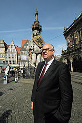 Deutschland  Bremen - Andreas Bovenschulte (SPD)  Bremer Buergermeister und Praesident des Bremer Senats vor dem Roland auf dem Marktplatz