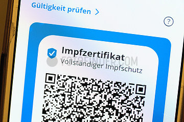 Deutschland  Bremen - die CovPass-app auf smartfone als Impfnachweis