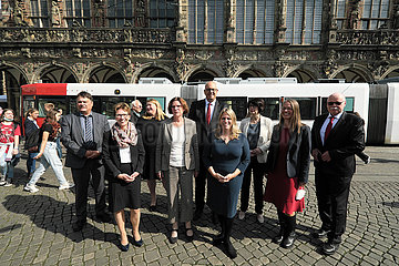 Deutschland  Bremen - Gruppenfoto des Bremer Senats vor dem Rathaus  hinten mit Brille Andreas Bovenschulte (SPD)  Bremer Buergermeister