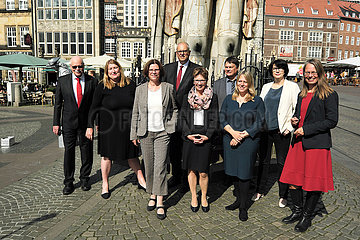Deutschland  Bremen - Gruppenfoto des Bremer Senats vor dem Roland auf dem Marktplatz  hinten mit Brille Andreas Bovenschulte (SPD)  Bremer Buergermeister