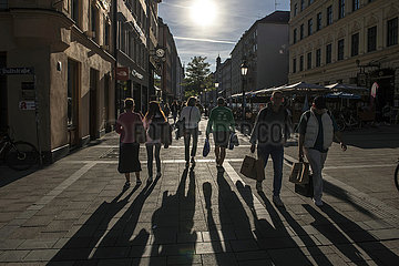 Sendlinger Straße  Einkaufsstrasse  viele Muenchener unterwegs  Alltag  Oktober 2021
