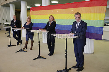 Uebergabe von Spenden-Schecks an Hilfsprojekte fuer Homosexuelle  Komoedie am Kurfuerstendamm im Schiller Theater