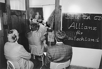 Seminar zu Marktwirtschaft und Demokratie  CSU-Wahlkampfhilfe fuer die DSU  Volkskammerwahl  1990