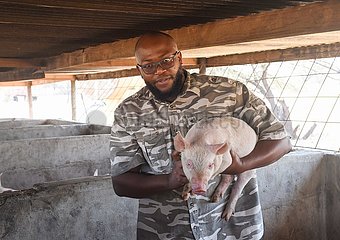 Botswana-Molongwane-Graduate-Pig-Anheben