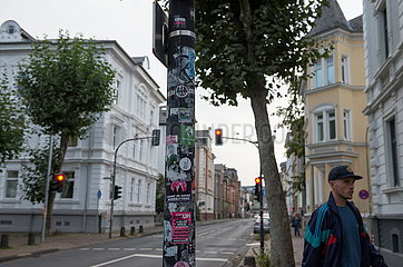 Passanten  Graffiti  Schilder  Baeume  Veranstaltung Stadt