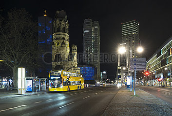 Deutschland  Berlin - Budapester Strasse: Leere City in der Coronakrise  links die Gedaechtniskirche und ein Linienbus