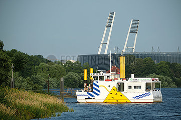Deutschland  Bremen - Personenfaehre auf dem Fluss Weser  hinten das Weserstadion des SV Werder Bremen am Osterdeich