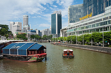 Singapur  Republik Singapur  Stadtansicht mit Hochhaeusern und Booten am Ufer des Singapore River