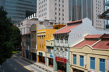 Singapur  Republik Singapur  Stadtbild mit Shophouses und Hochhaeusern im Geschaeftszentrum