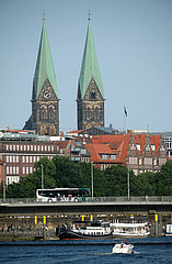 Deutschland  Bremen - Blick ueber die Weser auf die City mit St.-Petri-Dom  Blick aus Richtung der Stephanibruecke