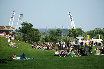 Deutschland  Bremen - Menschen geniessen den Sommer am Osterdeich an der Weser  hinten das Weserstadion des SV Werder Bremen