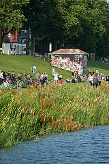Deutschland  Bremen - Menschen geniessen den Sommer am Osterdeich an der Weser