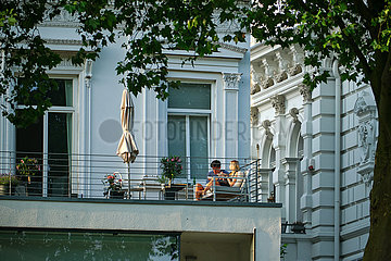Deutschland  Bremen - Mann und Frau auf dem Balkon eines gediegenen Altbaus am Osterdeich