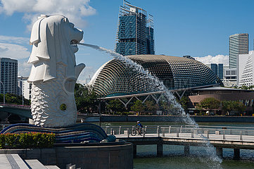 Singapur  Republik Singapur  Merlion Park Wasserspeier in Marina Bay mit Skyline der Innenstadt waehrend Corona-Krise