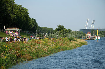 Deutschland  Bremen - Menschen geniessen den Sommer am Osterdeich an der Weser  rechts das Weserstadion des SV Werder Bremen