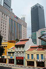 Singapur  Republik Singapur  Stadtbild mit Shophouses und Wolkenkratzern im Geschaeftszentrum am Raffles Place