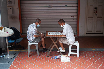 Singapur  Republik Singapur  Maenner spielen waehrend der Coronakrise Chinesisches Schach in Chinatown