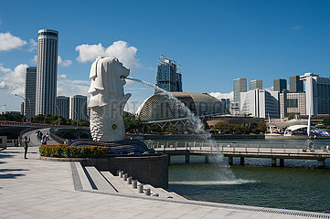 Singapur  Republik Singapur  Merlion Park Wasserspeier in Marina Bay mit Skyline der Innenstadt waehrend Corona-Krise