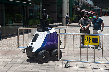 Singapur  Republik Singapur  HTX autonomer Roboter auf Streife vor einem Einkaufszentrum in einer Wohngegend